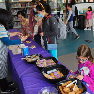 Families sampling snacks at Celebrate Día 2023