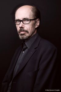 author Jeffery Deaver in black suit