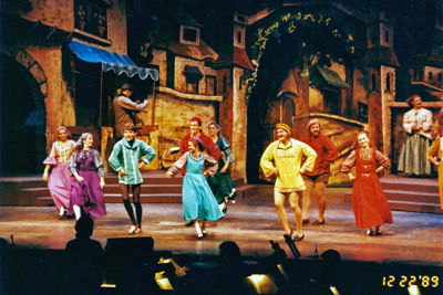The ensemble of CINDERELLA (1989), directed by Michael Klass. Jeff Reeves is in the middle in red.