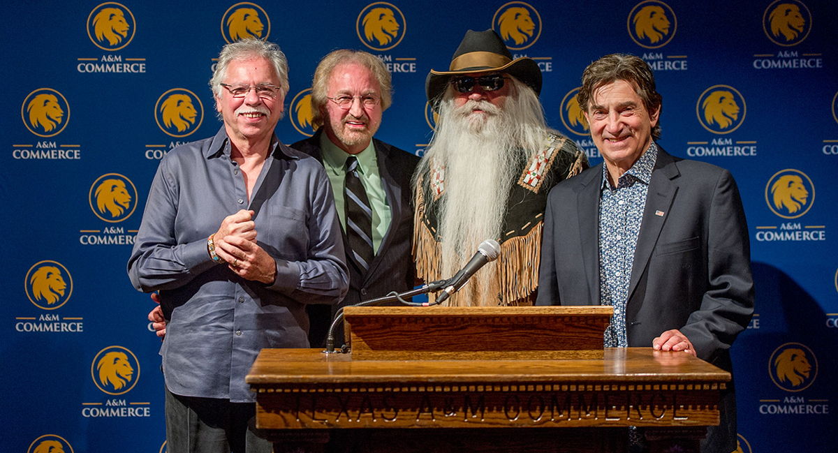 Duane Allen Receives Alumni Achievement Award